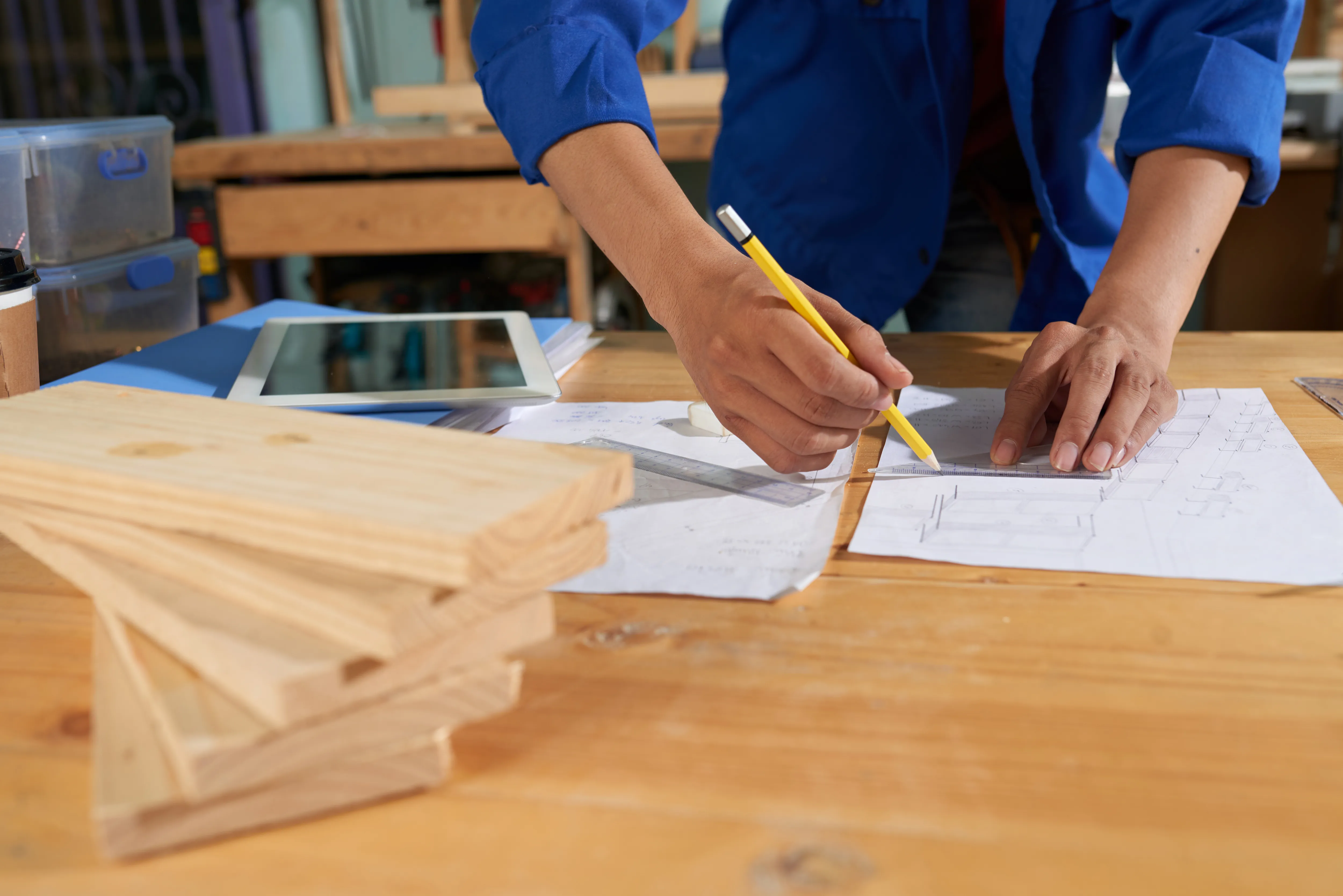 Projektant FESMEBLE przy pracy nad 3D-wizualizacją kuchni